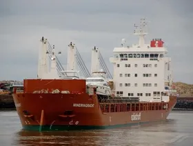 "أسبيدس": جنوح سفينة شحن واشتعال حريق بها بعد هجوم في خليج عدن