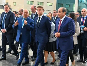 السيسي وماكرون يصلان العريش لتفقد مصابي حرب غزة ولقاء عاملين إغاثيين