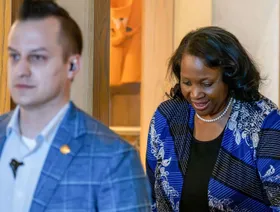 أميركا.. المحكمة العليا تسمح ببقاء ليزا كوك كعضو في مجلس الاحتياطي الفيدرالي مؤقتاً