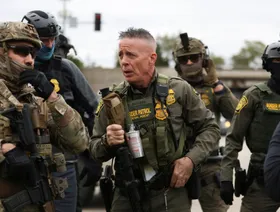 بعد إطلاق غاز الدموع على أطفال.. قاضية بشيكاجو تتخذ إجراءً نادراً ضد ضابط هجرة