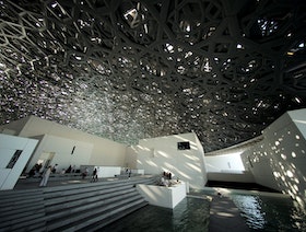 متحف اللوفر أبو ظبي يحتفل بالذكرى الخامسة لتأسيسه