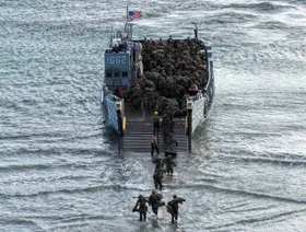 الجيش الأميركي يعزز وجوده في الكاريبي.. ما سيناريوهات التصعيد ضد فنزويلا؟