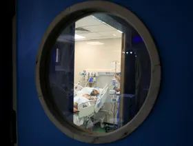 حمدي النجار.. طبيب فلسطيني فقد 9 من أبنائه في غارة إسرائيلية على غزة