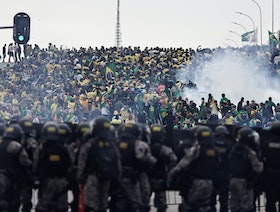 رئيس البرازيل يعلن استئناف العمل في القصر الرئاسي ويتوعد مدبري الانقلاب