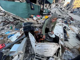 أطعمة معلبة بين الأنقاض.. هكذا يتناول نازحو غزة إفطار رمضان