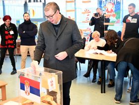 صربيا.. الحزب الحاكم يفوز بالانتخابات التشريعية والمعارضة تحتج