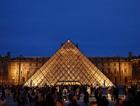 فرنسا.. إطلاق سراح مشتبه بها في سرقة متحف اللوفر