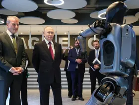 روبوت ذكي يرقص للرئيس الروسي: "اسمي جرين".. وبوتين: "جميل جداً"