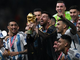 الأرجنتين ترفع كأس العالم بعد "نهائي ناري" أمام فرنسا