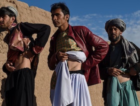 اليأس والجوع يدفعان الأفغان لبيع أعضاء أبنائهم 