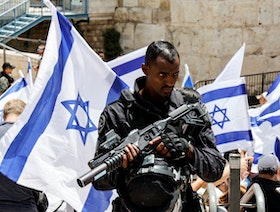 وزراء إسرائيليون يقتحمون الأقصى.. ومواجهات في مسيرة الأعلام