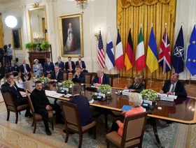 زيلينسكي يحمل حصيلة "محادثات فلوريدا" إلى اجتماع في لندن مع كبار أوروبا