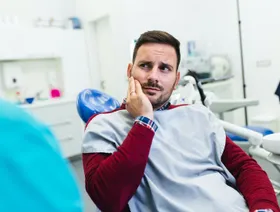 صريف الأسنان.. مشكلة مزعجة تؤثر على النوم