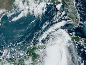 الإعصار "إداليا" يشتد في طريقه لفلوريدا مهدداً بعواصف خطيرة
