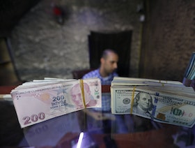 الليرة التركية تنخفض 17% مقابل الدولار