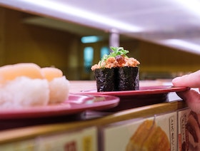 "مزحة" في اليابان تثير شكوكاً بشأن نظافة مطاعم السوشي