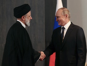 تقرير: روسيا تعمق تحالفها العسكري مع إيران بتزويدها بأسلحة سيبرانية