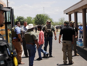 21 ضحية بينهم 19 طفلاً في إطلاق نار بمدرسة في تكساس.. وبايدن يهاجم "لوبي" الأسلحة