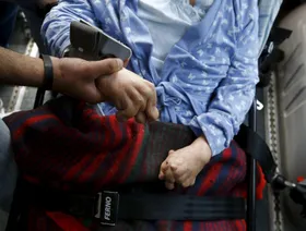 باحثون يطورون مادة حيوية ذكية قد تحدث ثورة في علاج التهاب المفاصل