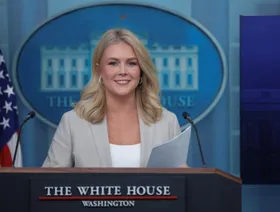 سلطات الهجرة تحتجز امرأة لها صلات عائلية بالمتحدثة باسم البيت الأبيض