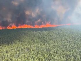 كندا.. حرائق الغابات تتمدد وسط محاولات لحماية خط أنابيب