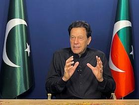 عمران خان لـ"الشرق": الجيش يحكم باكستان والحكومة بلا قوة