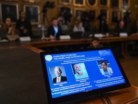 نوبل الفيزياء 2021 تمنح لعلماء "نظموا الفوضى وتنبأوا بالمستقبل"