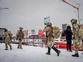 الرئيس الأميركي لا يستبعد غزو جرينلاند.. ويتمسك بسلاح الرسوم الجمركية