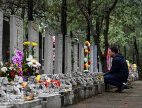 "كنس المقابر" يرفع إقبال الصينيين على إنشاء نسخ رقمية من الموتى