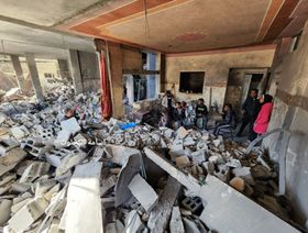 عائلة فلسطينية تعيش بين ركام منزلها المدمر رغم التهديدات الإسرائيلية