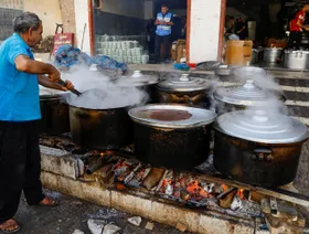 "ليس لدينا ما نبيعه"... أرفف خاوية في متاجر جنوب غزة