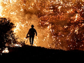 اتهام رجل وابنه بإضرام حريق الغابات الضخم في كاليفورنيا الصيف الماضي