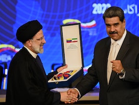 خلال زيارة رئيسي.. إيران وفنزويلا تتفقان على زيادة التبادل التجاري