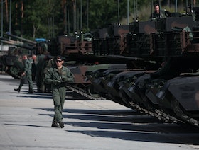 "رسالة إلى روسيا".. بولندا تنظم أكبر عرض عسكري منذ الحرب الباردة