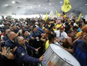 شاهد.. محتجون من الشعوب الأصلية يقتحمون قاعة مؤتمر المناخ في البرازيل