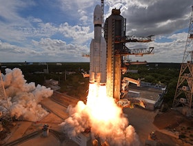 الهند تطلق مركبة فضائية في مهمة إلى القمر