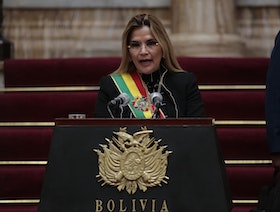 رئيسة بوليفيا السابقة حاولت "إيذاء نفسها" داخل السجن