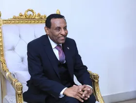 السودان.. كامل إدريس يؤدي اليمين الدستورية رئيساً للوزراء أمام البرهان