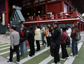 تراجع عدد الزوار الصينيين إلى اليابان بنحو النصف وسط الخلاف بين طوكيو وبكين