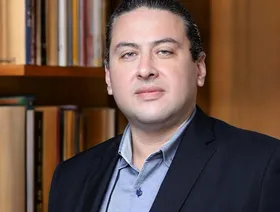 محمد ندا يفوز بجائزة الرواية العربية عن "صلاة القلق"