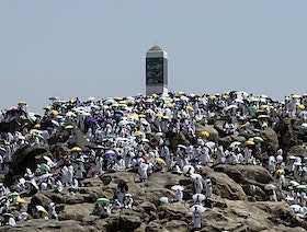 مليونا حاج يؤدون ركن الحج الأعظم على جبل عرفات