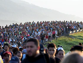 وسط زيادة النزوح.. البنك الدولي يوصي بالمهاجرين لضمان النمو