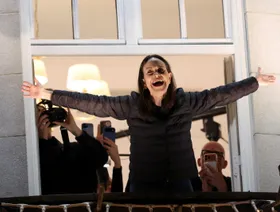 أول ظهور علني.. زعيمة المعارضة الفنزويلية تتحدى مادورو وتغادر إلى النرويج