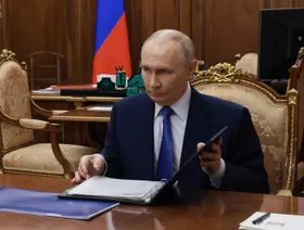 بوتين يتصل بنتنياهو وبزشكيان لبحث تطورات إيران ويعرض وساطة موسكو