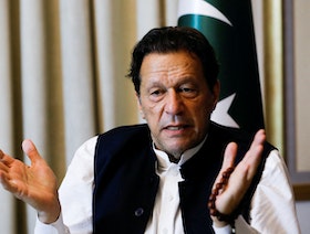 محكمة باكستانية تعلق حكماً بإدانة عمران خان بـ"الفساد"