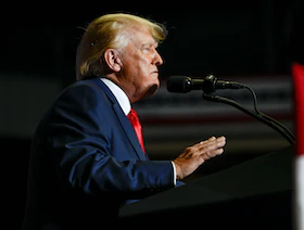 ترمب يقاضي "سي إن إن" بتهمة التشهير