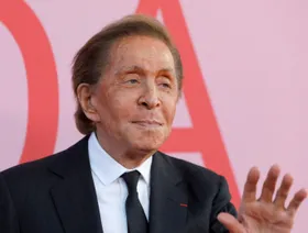 وفاة مصمم الأزياء الإيطالي فالنتينو عن 93 عاماً