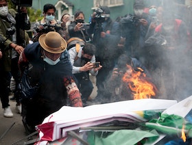 بوليفيا.. محتجون يمنعون نقل رئيسة البلاد المسجونة للمستشفى