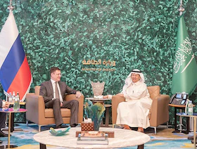 السعودية وروسيا تؤكدان التزامهما بقرارات "أوبك+"