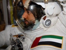 الإماراتي سلطان النيادي يصبح أول عربي يسير في الفضاء